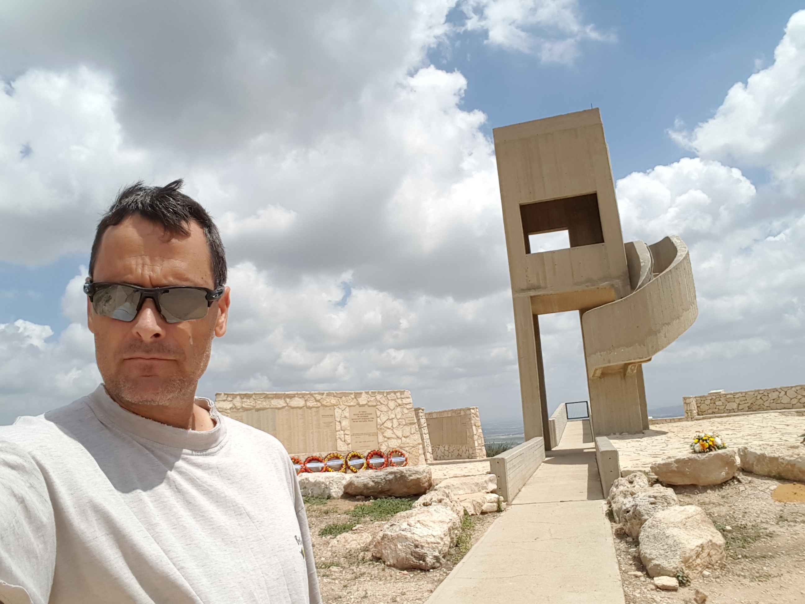 אנדרטת הקיבוצים